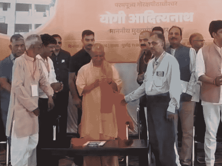 
                 गोरखपुर प्रेस क्लब की नई कार्यकारिणी ने शपथ ली:CM बोले- पत्रकार समाज का आईना, इन्हें सस्ते आवास व कैशलेस हेल्थ सेवा मिले 
            
