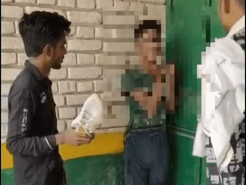 
                 किशोर को डंडों-जूतों से पीटा फिर पेशाब की, VIDEO:सेक्स रैकेट में जेल गए यूट्यूबर की करतूत, बोला- अब SP साउथ को बुलाता हूं 
            