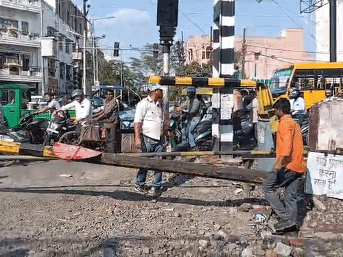 
                 रेलवे बैरियर से टकराया लोडर, 2KM लंबी जीटी रोड जाम:गुमटी क्रॉसिंग पर हुई घटना 30 मिनट के बाद खुला बैरियर 
            