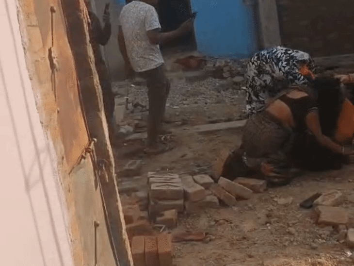 
                 जालौन के कालपी में महिला से मारपीट, VIDEO:जमीन को लेकर हुआ झगड़ा, पुलिस जांच में जुटी 
            