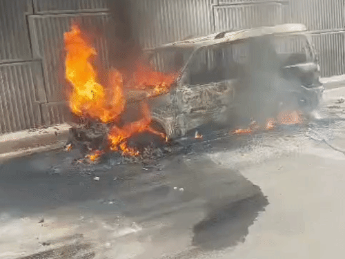 
                 गाजियाबाद में चलती स्कार्पिया धू धूकर जली:चालक ने गाड़ी से कूदकर बचाई जान, फायर कर्मियों ने पाया आग पर काबू 
            