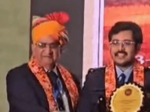 
                 रौनक ने बढ़ाया मान, देश के बेस्ट वार्डन चुने गए:राजस्थान में हुई ऑल इंडिया सिविल डिफेंस कॉन्फ्रेंस में मिला नेशनल अवार्ड 
            