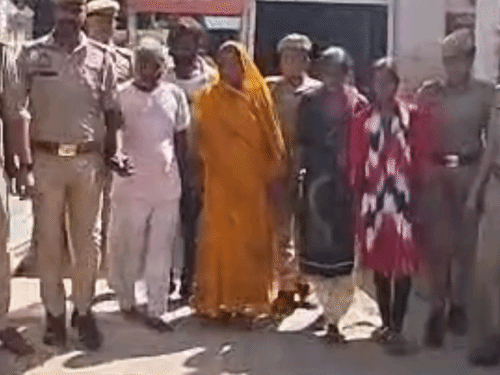 
                 प्रतापगढ़ में युवक की गला घोंटकर हत्या:पेड़ पर लटकाकर आत्महत्या दिखाने की कोशिश, प्रेम-प्रसंग में पति-पत्नी समेत 5 गिरफ्तार 
            