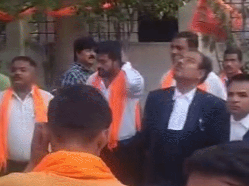 
                 केक काटकर जश्न मनाया, मिठाई भी बांटी:प्रयागराज में स्थापना दिवस पर भाजपा का मेगा सेलिब्रेशन, संगठन की यात्रा पर चर्चा 
            