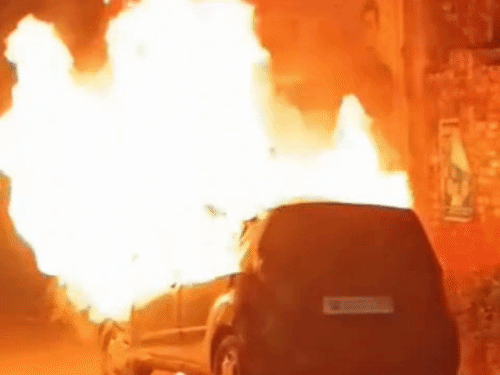 
                 संभल में सड़क किनारे खड़ी कार आग लगी:40 मिनट में दमकल ने आग पर पाया काबू, मालिक की तलाश जारी 
            