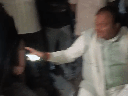 
                 BJP विधायक ने आढ़त से बरामद किए 180 बोरे गेहूं:शाहजहांपुर में बोले- किसानों का नहीं माफियाओं का गेहूं तौला जा रहा, सचिव साहब नौकरी चली जाएगी 
            