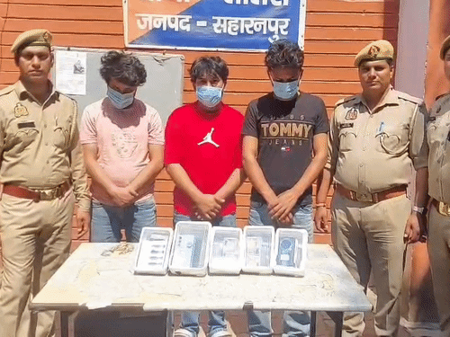 
                 सहारनपुर में मोबाइल छिनैती गिरोह का भंडाफोड़:राह चलते लोगों से छीनते थे मोबाइल, बाइक पर मिलकर करते थे वारदात 3 अरेस्ट 
            