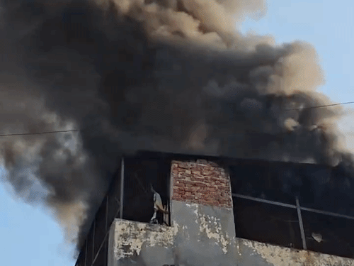 
                 सरदार स्वीट्स के तीन मंजिल गोदाम में आग लगी:सहारनपुर के हलवाई हट्टा की संकरी गलियों में बमुश्किल पाया आग पर काबू, कोई जनहानि नहीं 
            