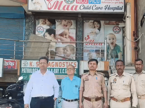 
                 किडनी कांड के बाद बड़ी कार्रवाई, 3 हॉस्पिटल सीज:कानपुर में कई को नोटिस, OT में मिला बिस्तर, घर में चल रहा था अस्पताल 
            