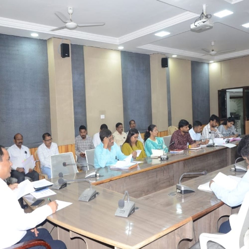 बारिश से पहले सीसी रोड-नाली कार्य पूरे करने के निर्देश:  कलेक्टर ने SC-OBC प्राधिकरण और सांसद निधि निर्माण कार्यों की समीक्षा बैठक ली – Raipur News