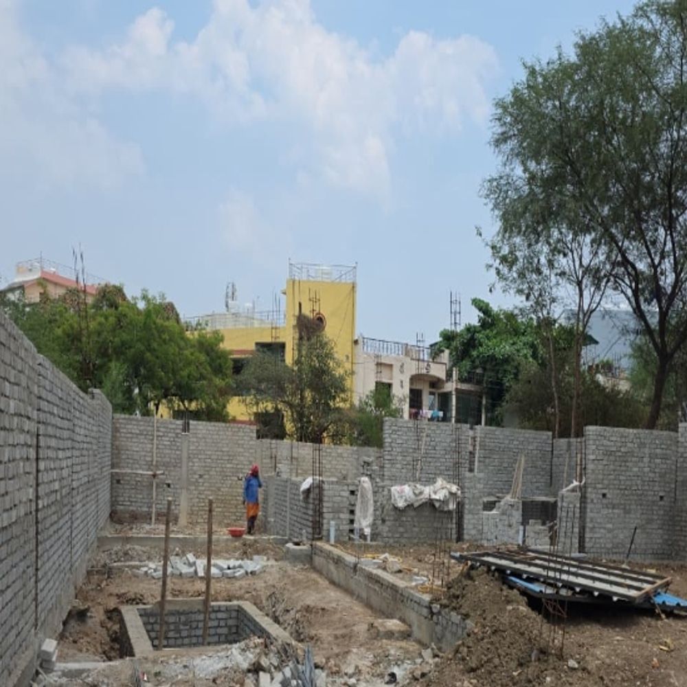 बिलासपुर में स्थगन आदेश के बाद भी अवैध निर्माण:नायब-तहसीलदार ने लगाया स्टे, बिना अनुमति बन रही बिल्डिंग, शिकायत के बाद भी नहीं हुई कार्रवाई