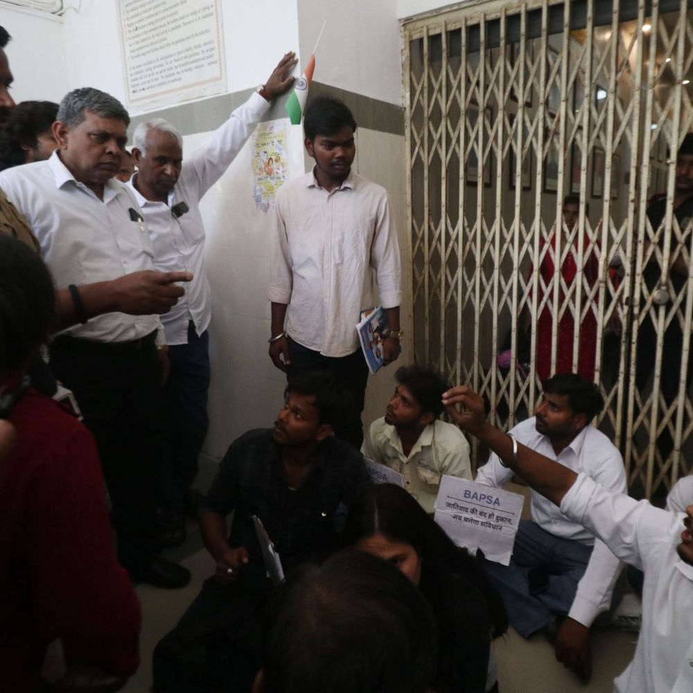 लखनऊ यूनिवर्सिटी में BAPSA का प्रदर्शन:जातिवाद बंद करो के नारे लगे, आंबेडकर की तस्वीर व्हाट्सऐप ग्रुप पर डीपी लगाने को लेकर विवाद