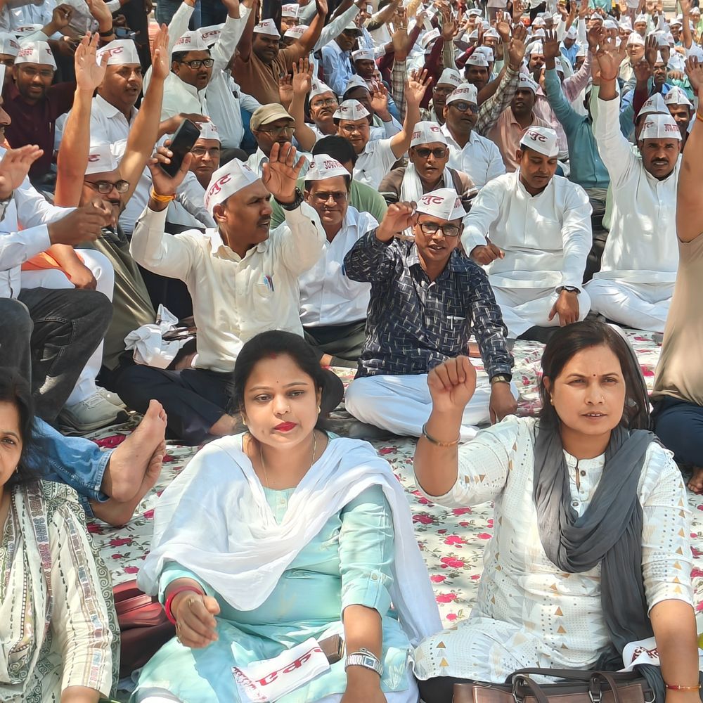 लखनऊ में उत्तर प्रदेश माध्यमिक शिक्षक संघ का प्रदर्शन:सेवा सुरक्षा बहाली की मांग के लिए हजारों शिक्षक इको गार्डन पहुंचे, सोहन लाल बोले- खत्म की गई धारा शिक्षक की लाइफलाइन