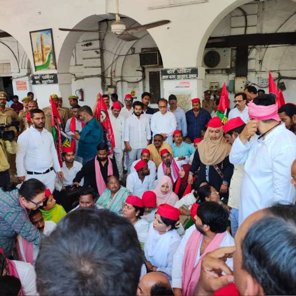 
                 नगर निगम मुख्यालय पर विधायक का प्रदर्शन:रविदास मेहरोत्रा पार्षद और नेताओं के साथ में पहुंचे कर रहे नारेबाजी 
            