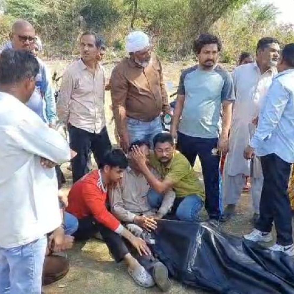 
                 REEL बनाते डैम में पलटी नाव, 2 छात्र डूबे:झांसी में बोले- नाव हाईजैक करके घूम हैं, तैरना आता है, बच जाऊंगा, एक शव मिला 
            