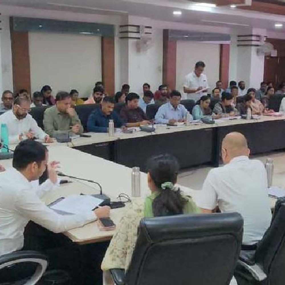 इंदौर में फायर सेफ्टी में कमी पर इमारतें होंगी सील:  लापरवाही पर अधिकारियों पर जुर्माना, नोटिस जारी; कलेक्टर की समीक्षा बैठक में एक्शन – Indore News