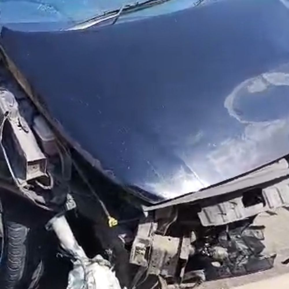 तेज रफ्तार कार ने बाइक सवार को मारी टक्कर:15 फीट की दीवार तोड़ी, किशोर दोस्तों के साथ भर रहा था फर्राटा