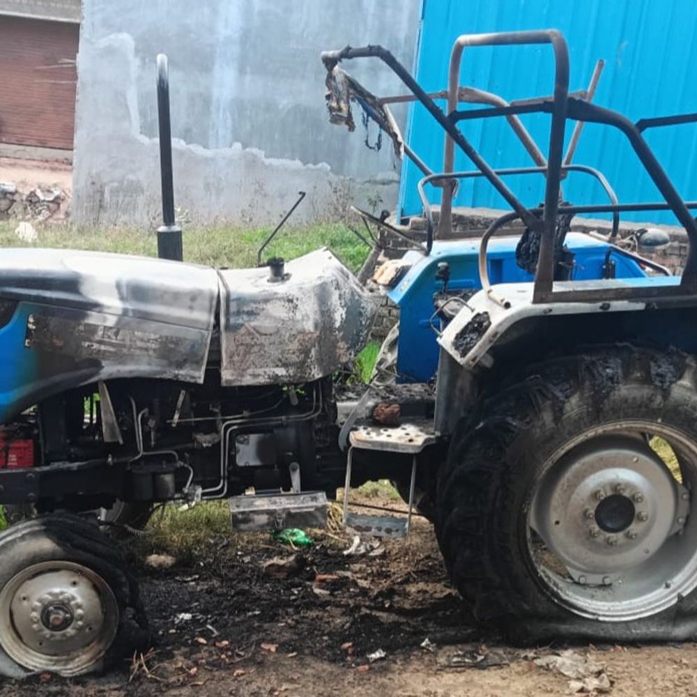 
                 व्यापारी पर हमले के बाद पथराव, तोड़फोड़ और आगजनी:प्रयागराज में देर रात तक चला बवाल, ट्रैक्टर-बाइक फूंकी, छह जख्मी 
            