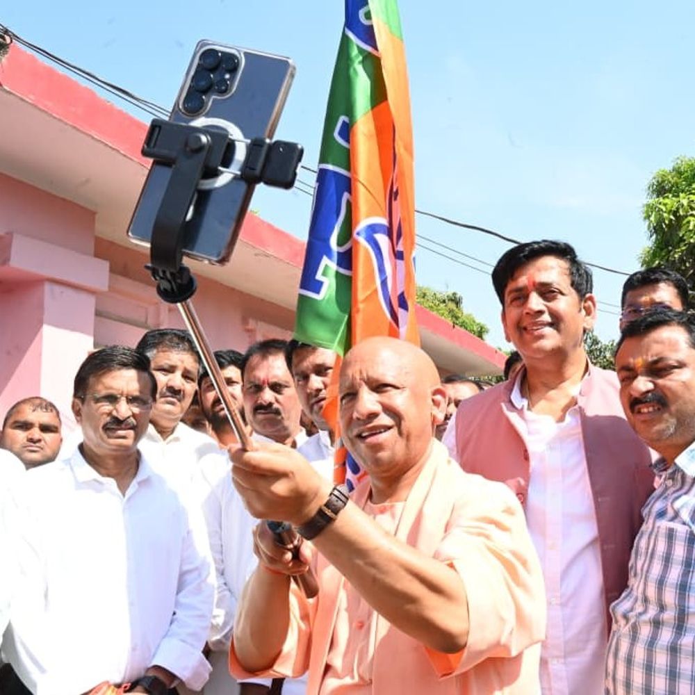 BJP के झंडे के साथ CM योगी ने ली सेल्फी:भाजपा के स्थापना दिवस कार्यक्रम में पहुंचे, बोले- कांग्रेस ने देश के साथ विश्वासघात किया