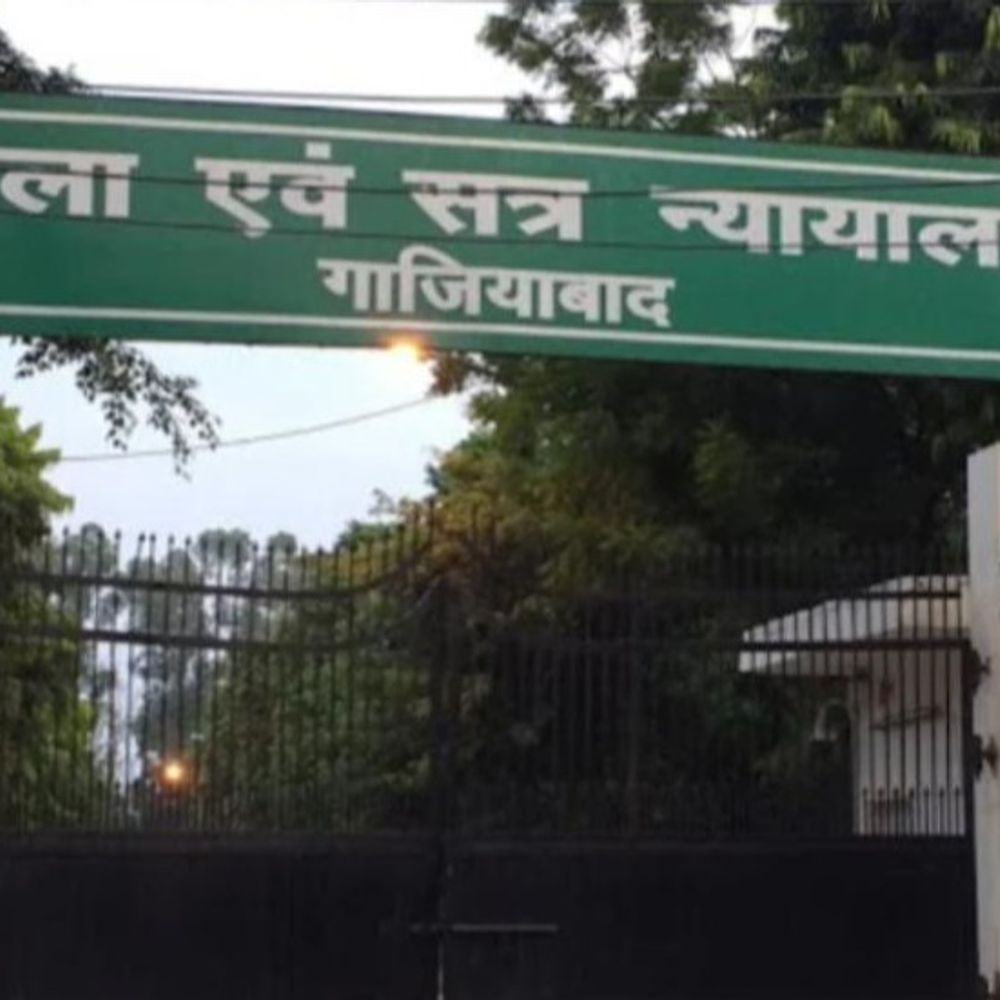 
                 गाजियाबाद से 7 जजों का तबादला:नीतू पाठक वाराणसी भेजी गईं, पूनम सिंघल की गाजियाबाद में तैनाती 
            