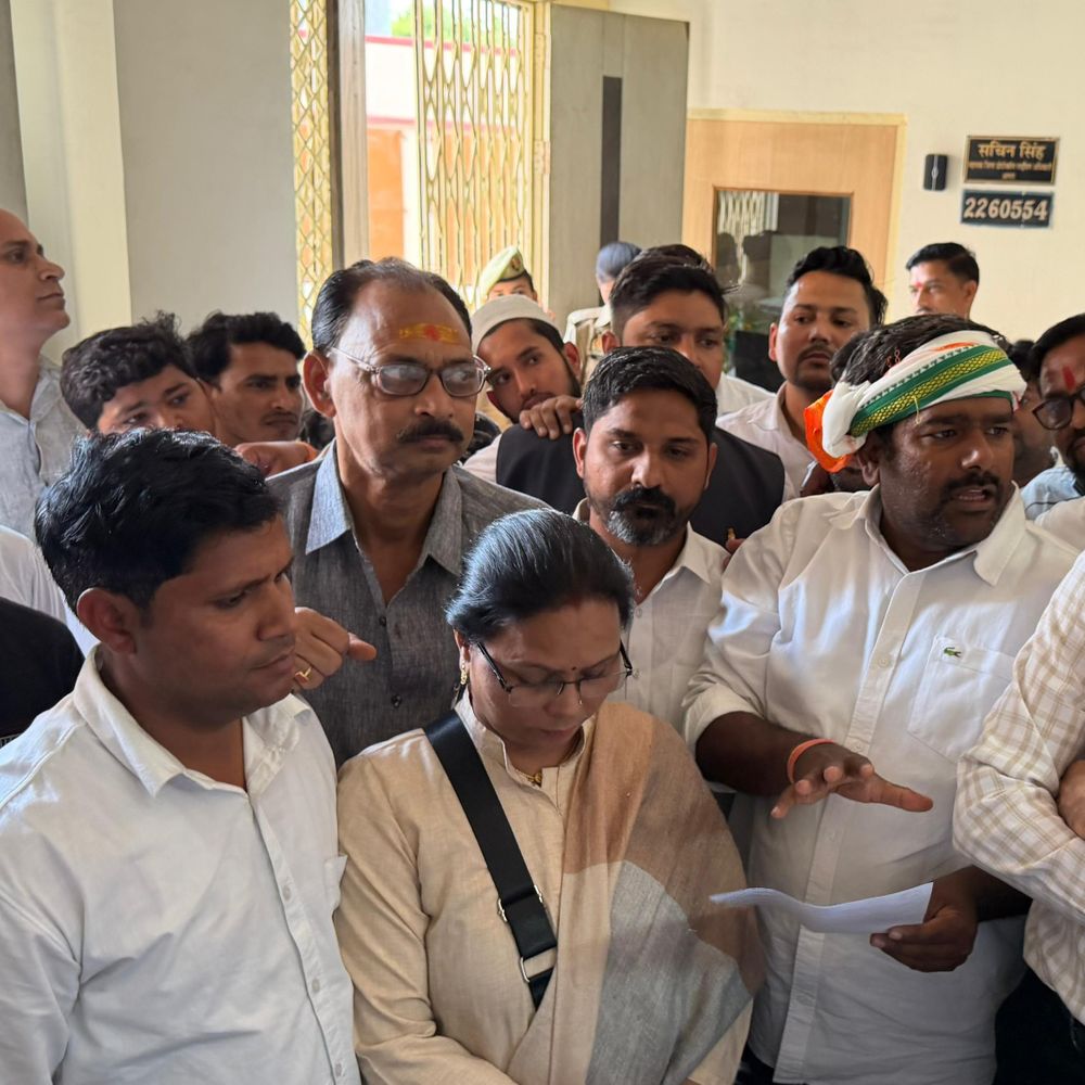 
                 फसल नष्ट होने पर कलेक्ट्रेट में कांग्रेस का हंगामा:14 हजार शिकायत आई, बोले-किसान के गलत कदम उठाने से पहले फसल का आकलन कर दें मुआवजा 
            