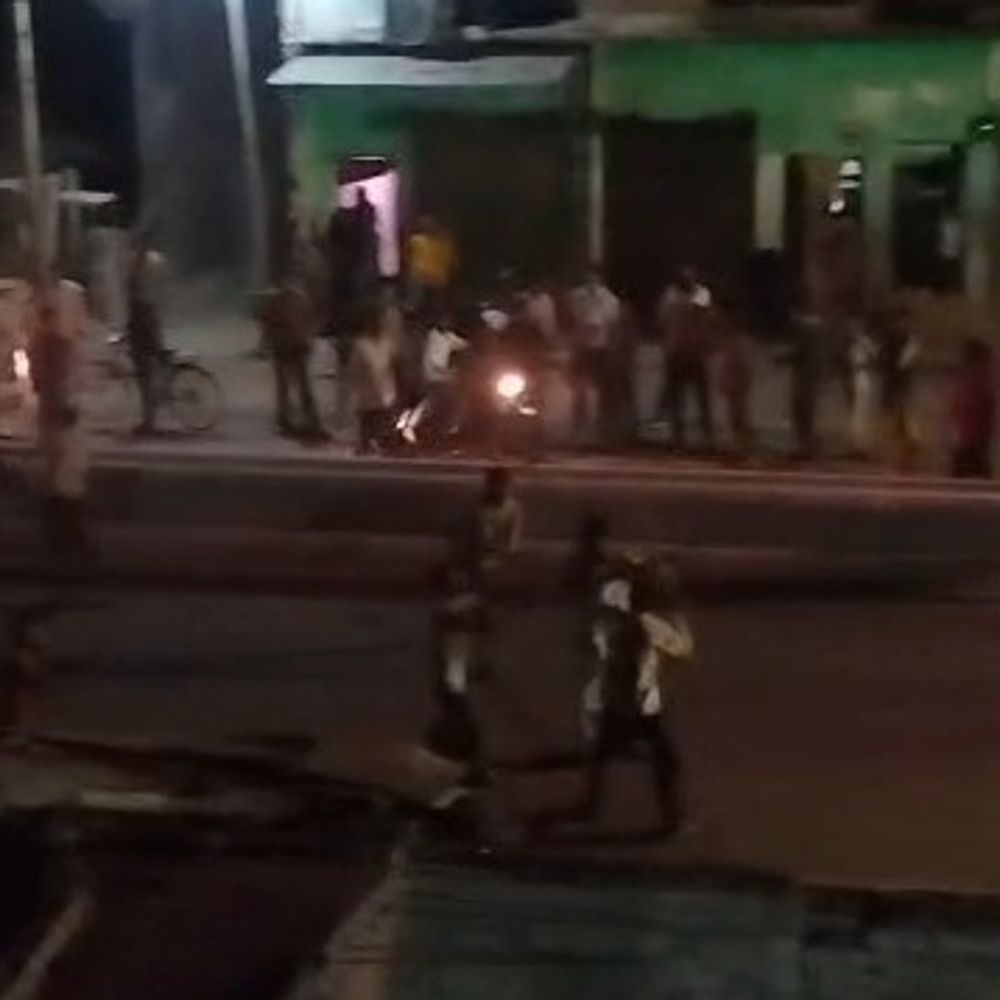 सीतापुर में खेत गिरवी रखने के विवाद पर हिंसक झड़प:बीच सड़क चले लाठी-डंडे, महिलाएं समेत 6 लोग घायल,मारपीट का वीडियो आया सामने