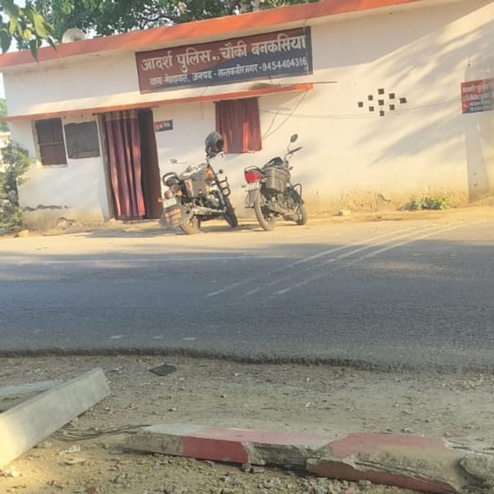 संतकबीर नगर के बनकसिया चौकी पर ट्रेलर ने बेंच तोड़ा:ड्यूटी पर तैनात जवान बाल-बाल बचा, चौकी पर खतरा बढ़ा