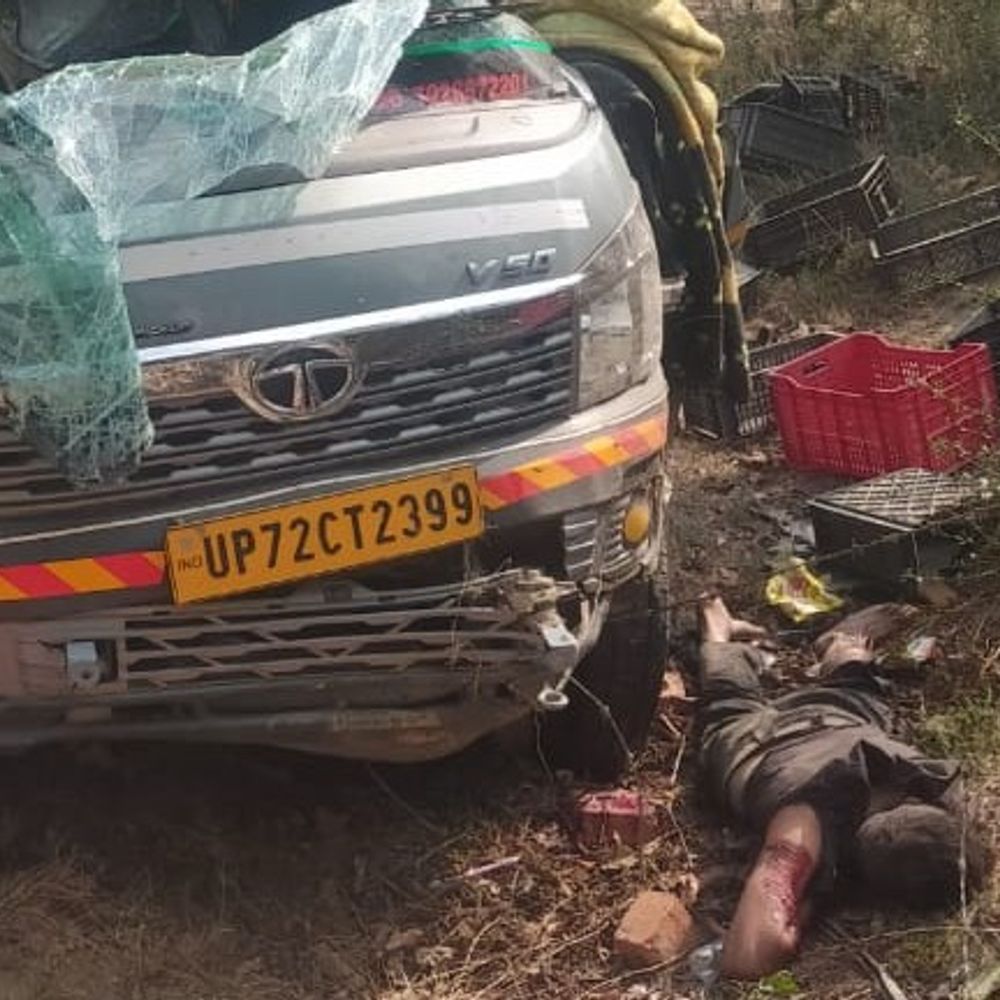 
                 सुल्तानपुर में पिकअप पेड़ से टकराई:एक युवक की मौत, दो लोग गंभीर घायल, वाराणसी से लौट रहे थे सभी 
            