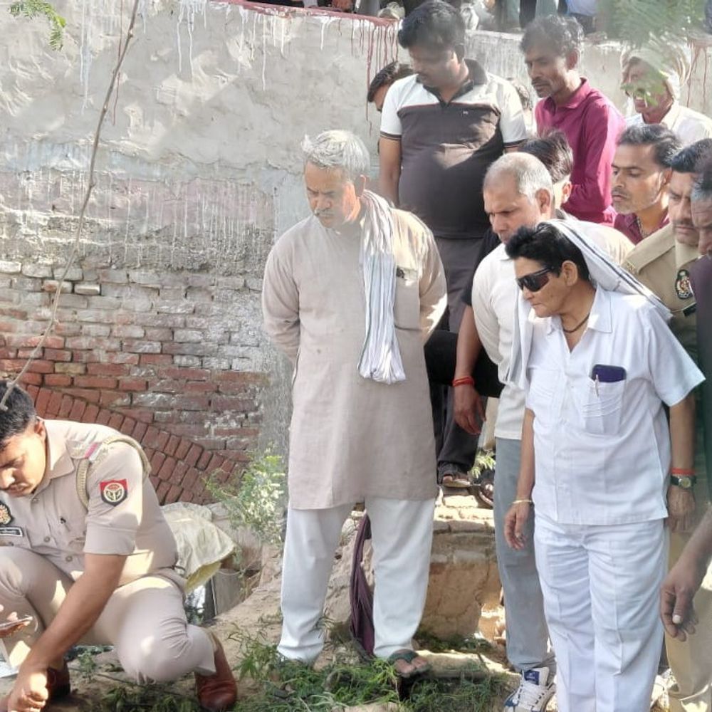 सहपऊ में नाले में मिला अज्ञात युवक का शव:शरीर पर चोट के निशान, जेब में क्षतिग्रस्त मोबाइल बरामद; शिनाख्त के प्रयास जारी