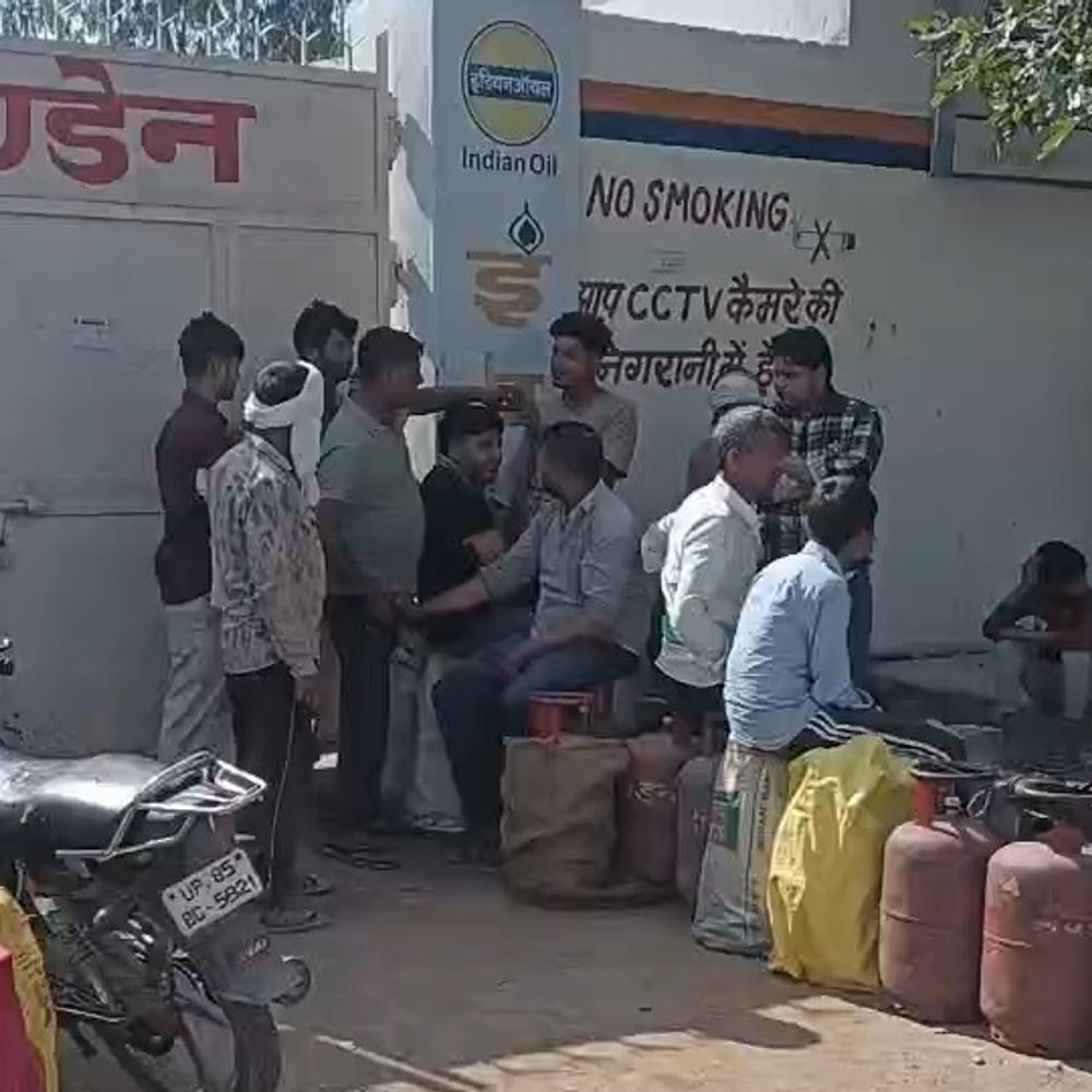 
                 बुकिंग के बाद भी नहीं मिल रहे गैस सिलिंडर:उपभोक्ताओं ने एजेंसी पर कालाबाजारी का आरोप लगाया 
            