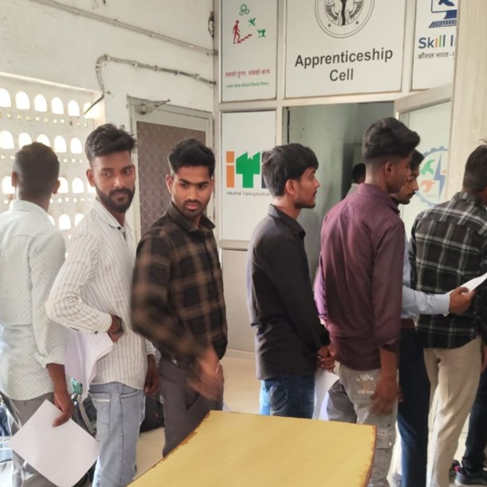 लखनऊ में मारुति जॉब फेयर का दूसरा दिन:इंटरव्यू की कतार में 600 से ज्यादा अभ्यर्थी, शाम तक आएगी फाइनल लिस्ट