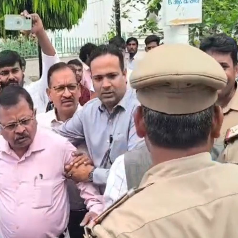 
                 KGMU-हंगामा करने वाले पूर्व छात्र संघ अध्यक्ष पर FIR:6 धाराएं लगाई, डॉक्टरों ने हड़ताल पर जाने का अल्टीमेटम दिया था 
            