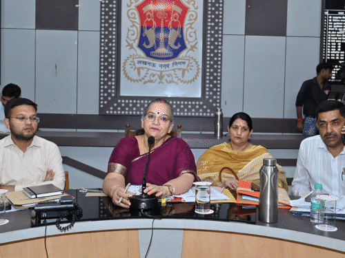 
                 कूड़ा उठान में लापरवाही पर नगर आयुक्त सख्त:वार रूम का निरीक्षण कर 2 शिफ्ट में कूड़ा उठाने का दिया निर्देश,लापरवाही पर एक्शन 
            