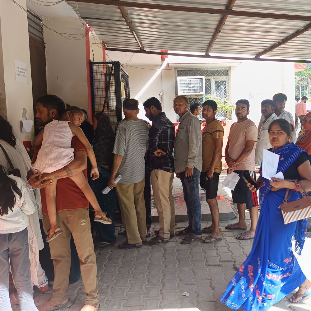 लखनऊ में प्रीपेड मीटर काउंटर पर भीड़:महिलाओं ने किया प्रदर्शन, डेटा फीडिंग नहीं होने से बिजली बिल अटका