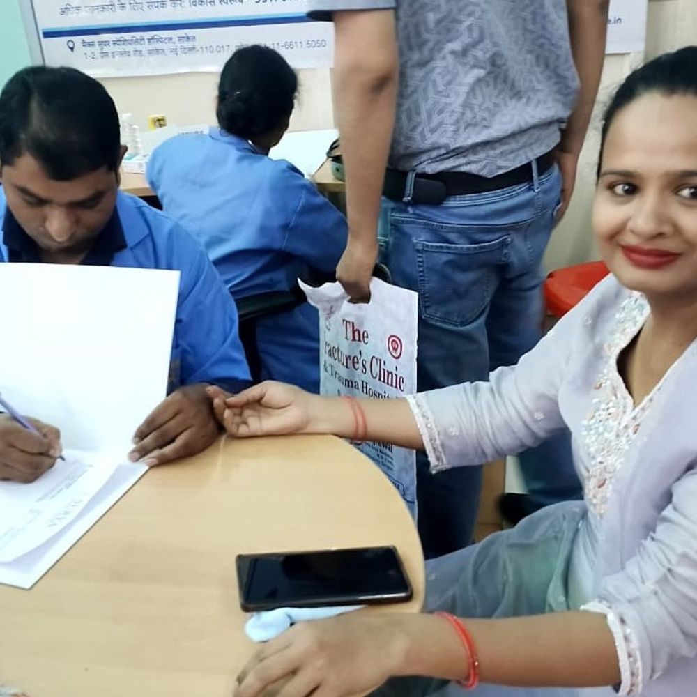 वाराणसी में फ्री हेल्थ कैंप में स्वास्थ्य परीक्षण:सैकड़ों लोगों ने कराया हार्ट और शुगर टेस्ट, डॉक्टर बोले - दिनचर्या बदलने से टलेगा खतरा