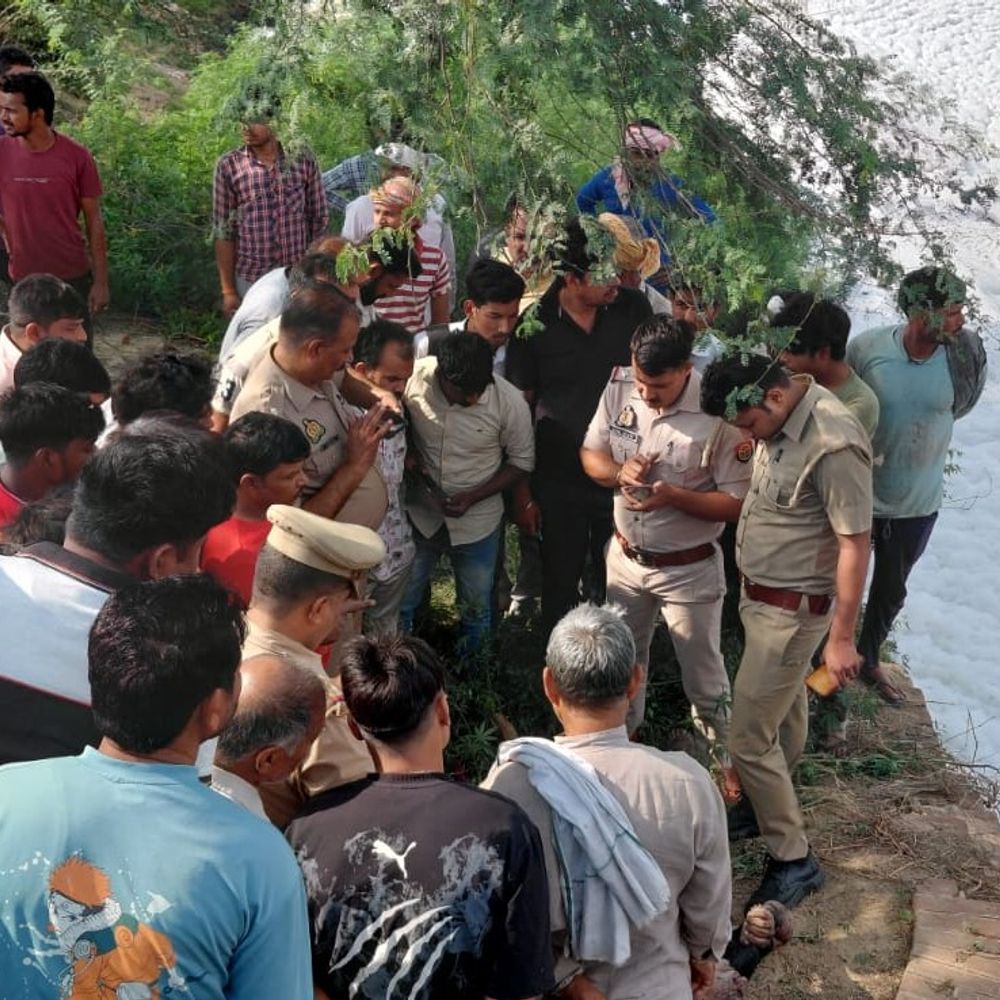 हाथरस में नाले में मिला युवक का शव, जांच जारी:सिर-पैरों पर चोट के निशान, हत्या कर लाश को फेंकने की आशंका