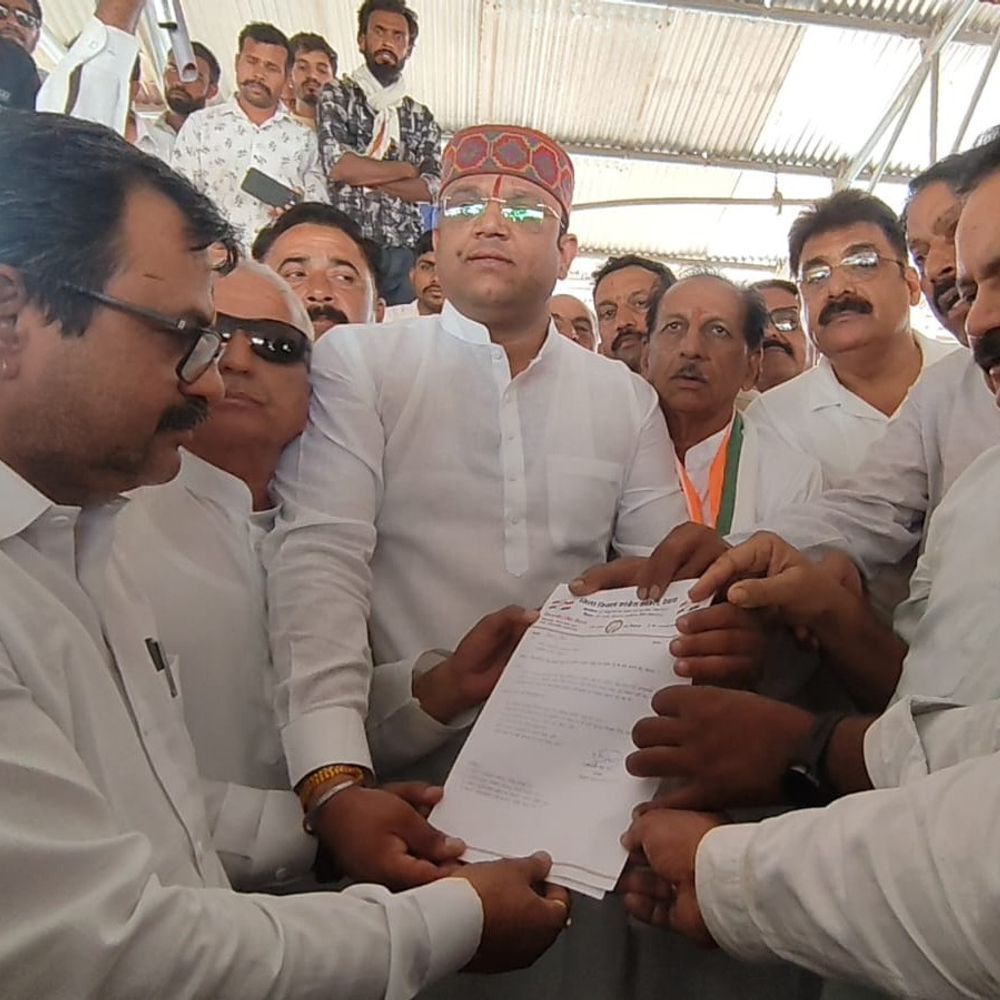 देवास में किसान कांग्रेस ने राज्यपाल के नाम दिया ज्ञापन:गेहूं का समर्थन मूल्य 3000 रुपए प्रति क्विंटल करने की मांग