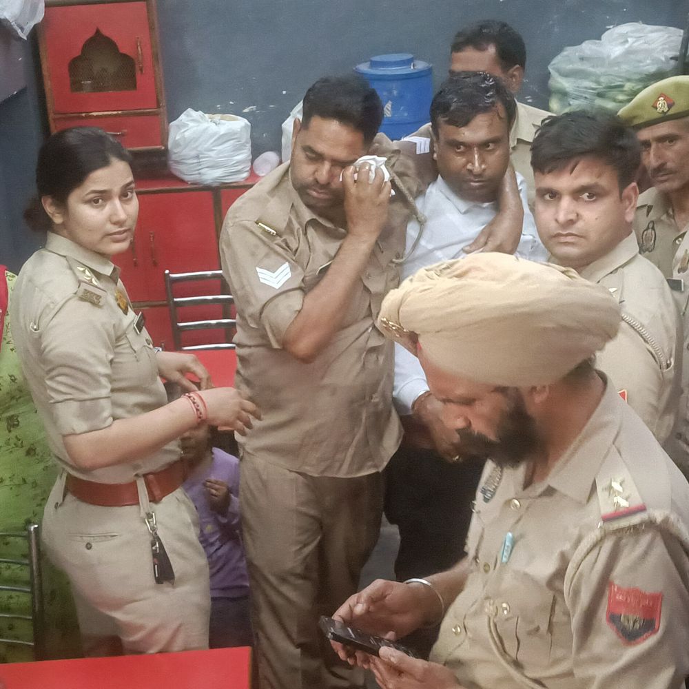 बागपत में दुकान खाली कराने पहुंची पुलिस टीम से धक्का-मुक्की:एक महिला समेत 3 लोगों को हिरासत में लिया, जांच जारी