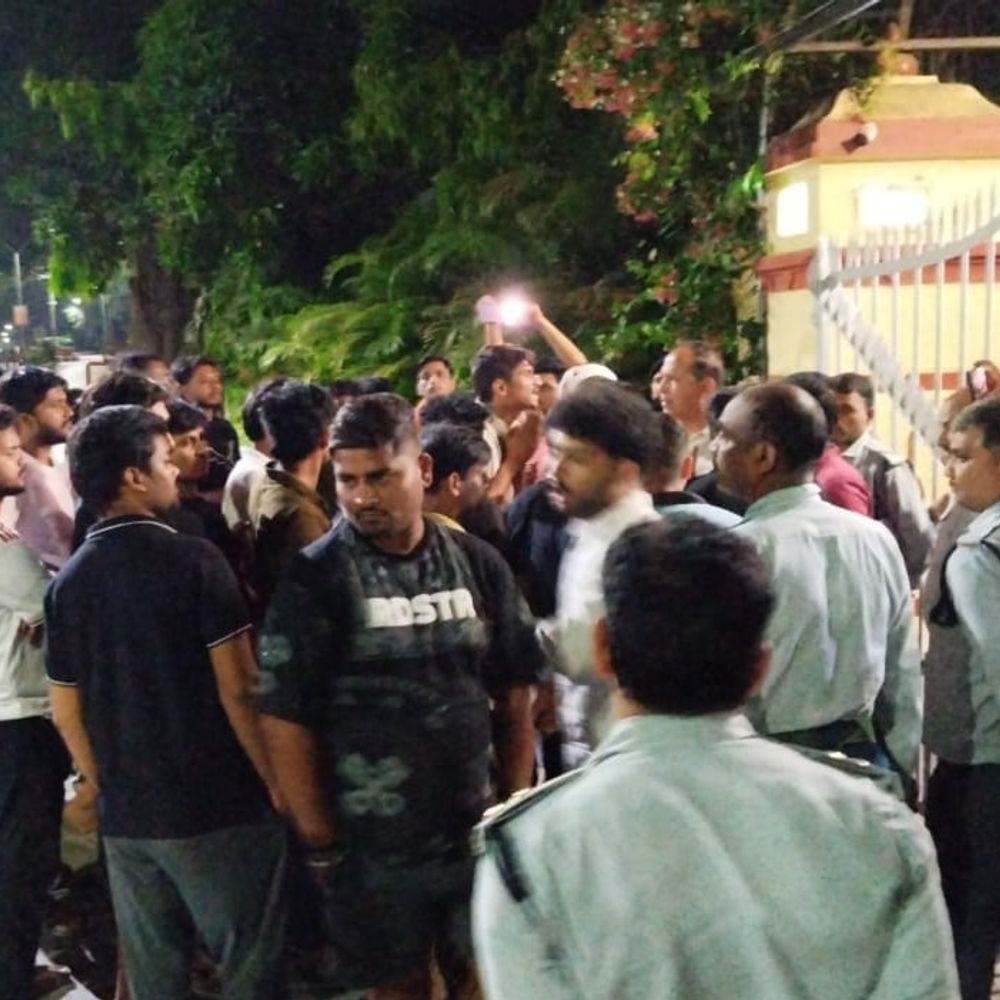 बीएचयू कुलपति आवास के बाहर छात्रों का विरोध:भगवानदास छात्रावास का एक कमरा वार्डन ने किया बंद, मौके पर सुरक्षाकर्मी और पुलिस मौजूद