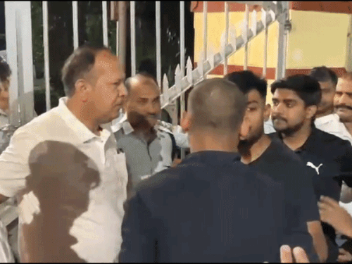 
                 BHU कुलपति आवास के बाहर छात्रों का विरोध:भगवानदास हॉस्टल का एक कमरा वार्डन ने किया बंद, मुंह बांधकर पहुंचे सुरक्षाकर्मी 
            