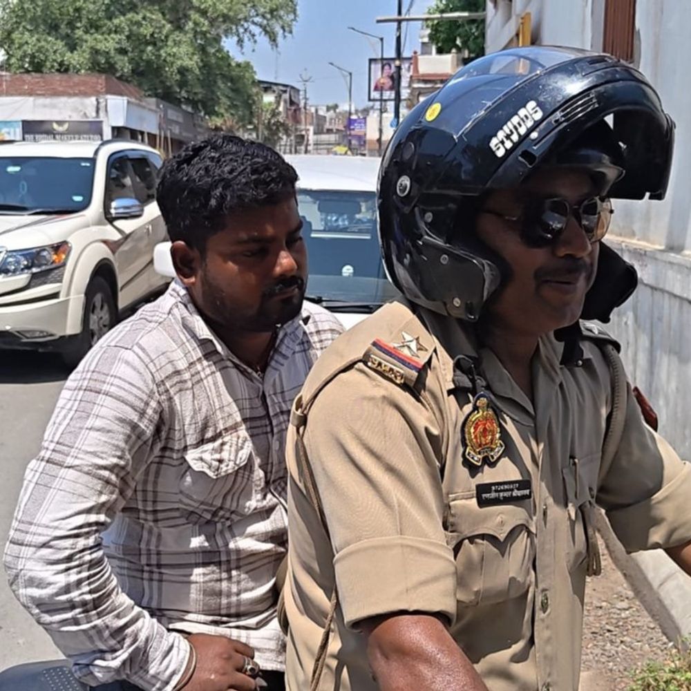 गंगा में बीयर पीने वाला युवक गिरफ्तार:पुलिस ने अस्सी घाट क्षेत्र से किया गिरफ्तार,बोला-नाव का डेकोरेशन करते हैं,अदलहाट गये थे