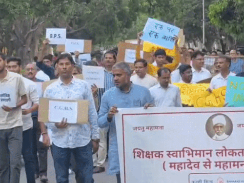 
                 काशी हिन्दू विश्वविद्यालय में शिक्षकों का विरोध मार्च:मनमाना काम करने‌ का लगाया आरोप, 3KM बैनर-पोस्टर लेकर नारा लगाते हुए निकले 
            