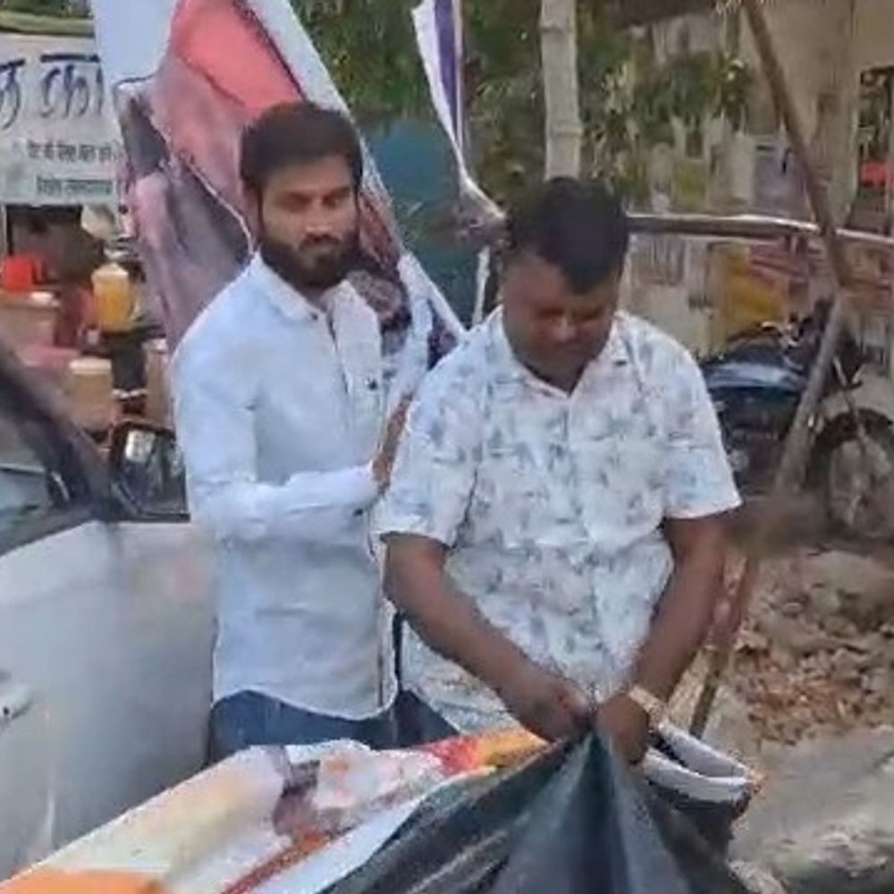 
                 गोंडा में सपाइयों ने फाड़े अखिलेश के विवादित पोस्टर:यूथ अगेंस्ट माफिया ने लगवाए होर्डिंग्स, कार्रवाई न होने पर आंदोलन की चेतावनी 
            