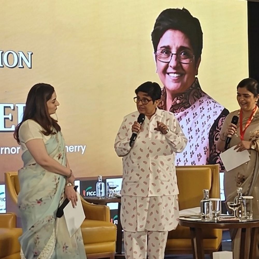 भारत की पहली महिला आईपीएस अधिकारी किरण बेदी लखनऊ पहुंची:यूपी की सुरक्षा पर बोलीं - 'उत्तम प्रदेश' अब उत्तम प्रदेश