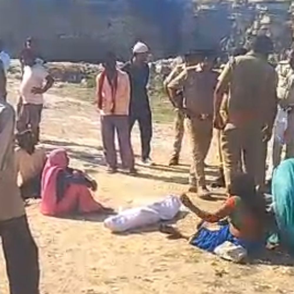 प्रयागराज में बच्चे का गड्‌ढे में मिला शव:16 घंटे से लापता था, घर से 100 मीटर दूर गड्‌ढे में उतराती मिली डेडबॉडी