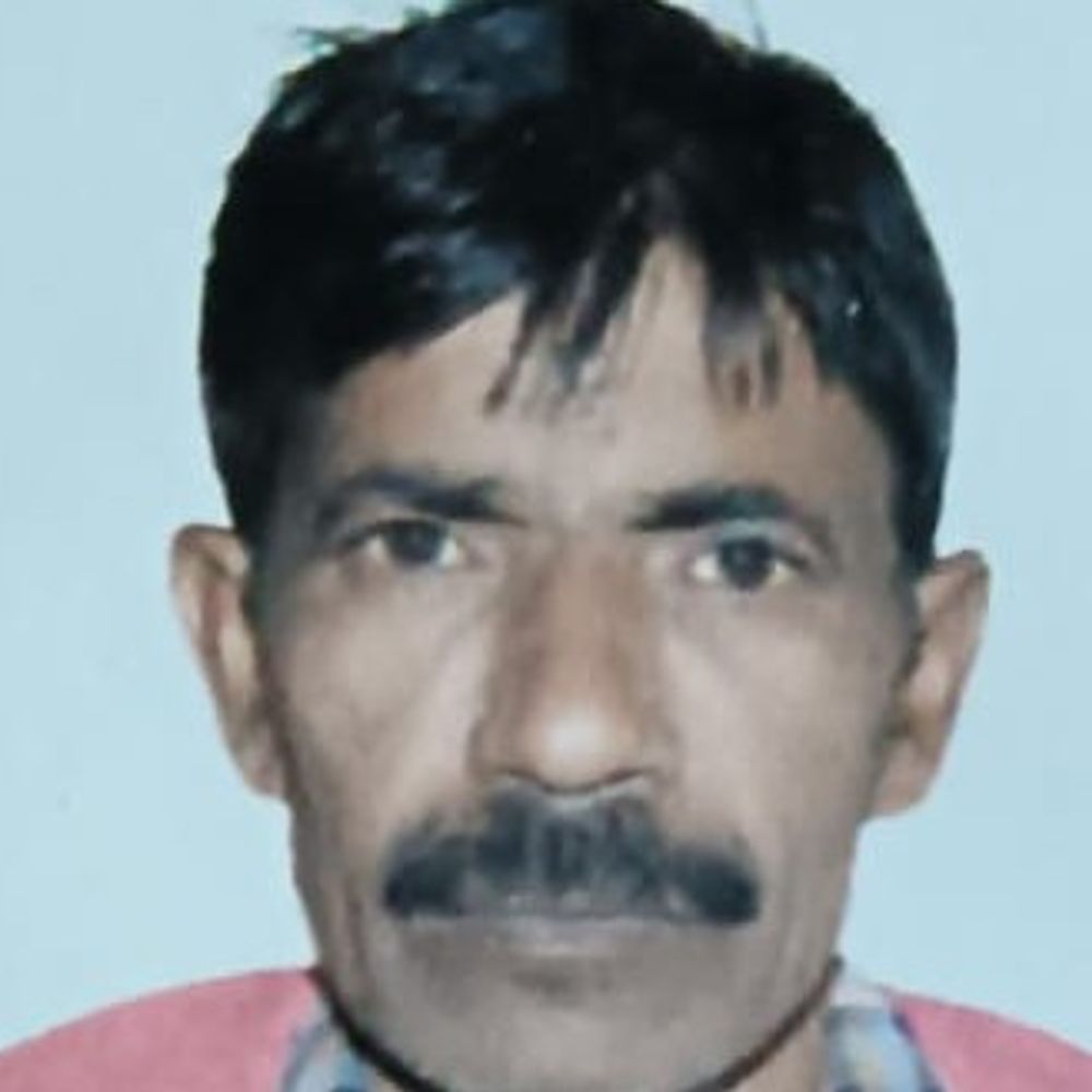 45 वर्षीय व्यक्ति का शव पेड़ से लटका मिला:कासगंज पुलिस ने पहचान कर जांच शुरू की, गांव में दवाई बेचता था