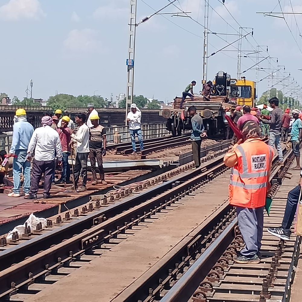 उन्नाव में रेलवे पुल की डाउन लाइन पर मरम्मत:कानपुर-लखनऊ रेल मार्ग पर 50 से अधिक एचबीम स्लीपर बदले गए, हाईस्पीड ट्रेनें चलेंगी