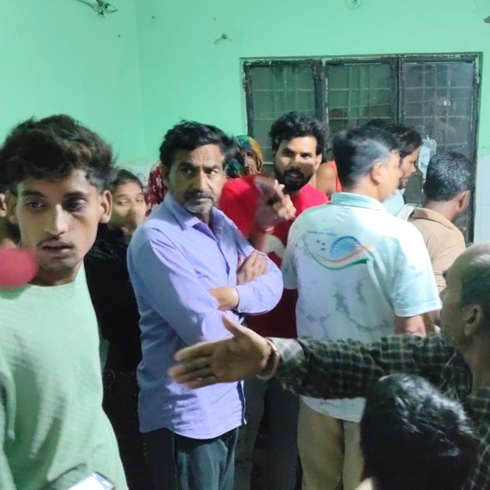 सीतापुर में आंधी से पेड़ गिरा, छात्र गंभीर घायल:कोचिंग जाते समय हुआ हादसा, जिला अस्पताल रेफर