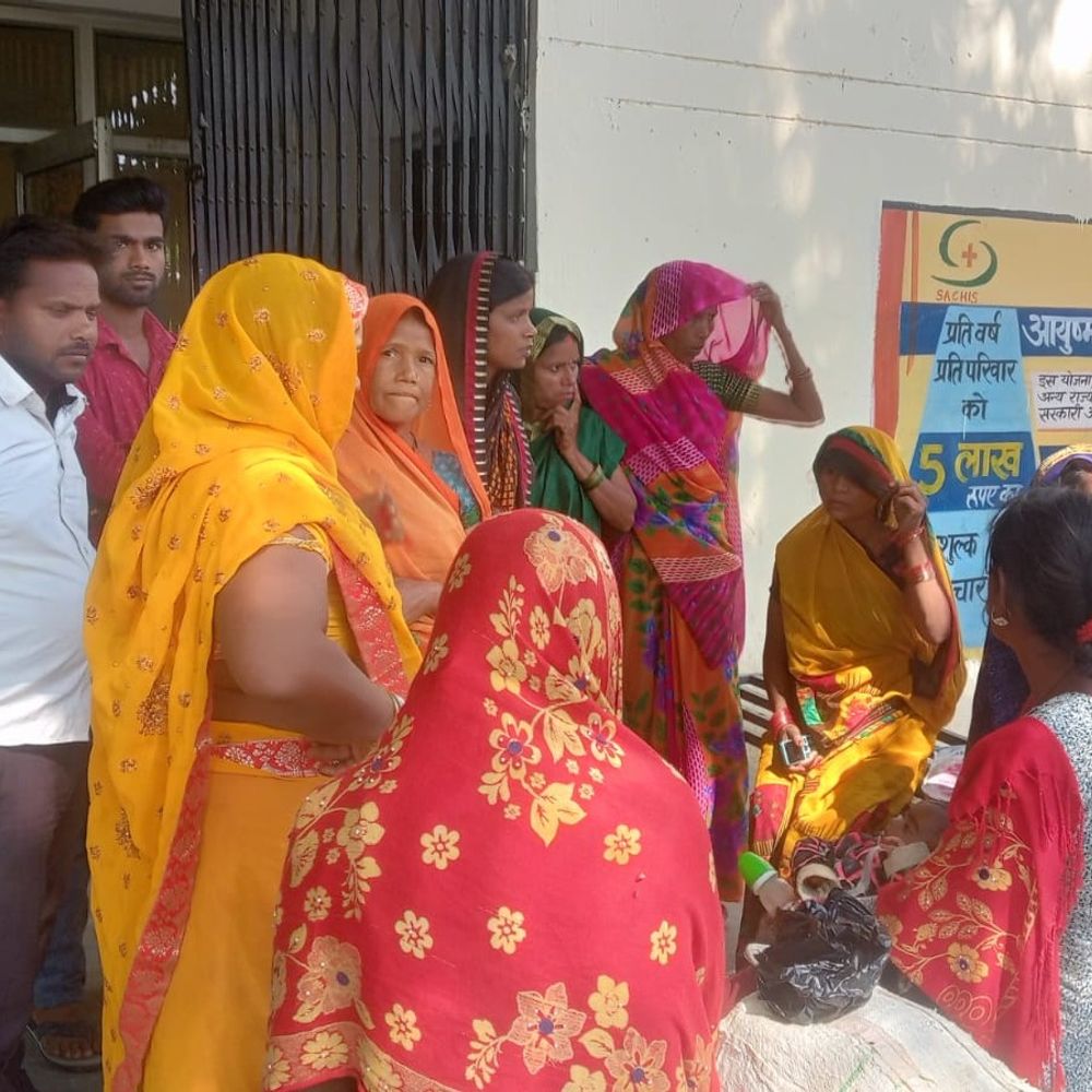 अमेठी में मोरंग पर बाइक फिसलने से महिला की मौत:पति-बेटी सुरक्षित, शव को पोस्टमार्टम के लिए भेजा