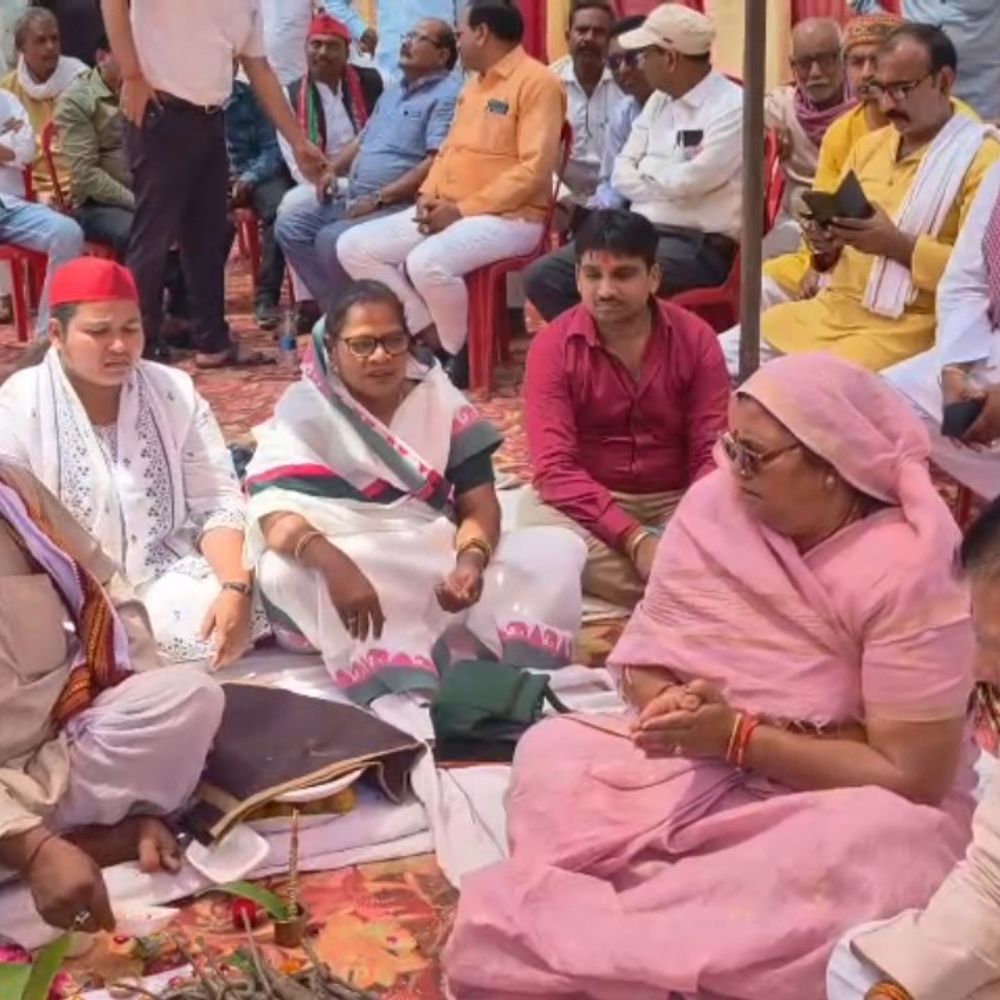 
                 फतेहपुर में सड़क भूमिपूजन पर भाजपा-सपा विधायकों में कहासुनी:भाजपा विधायक ने सपा विधायक को बैठने से रोका, वीडियो आया सामने 
            